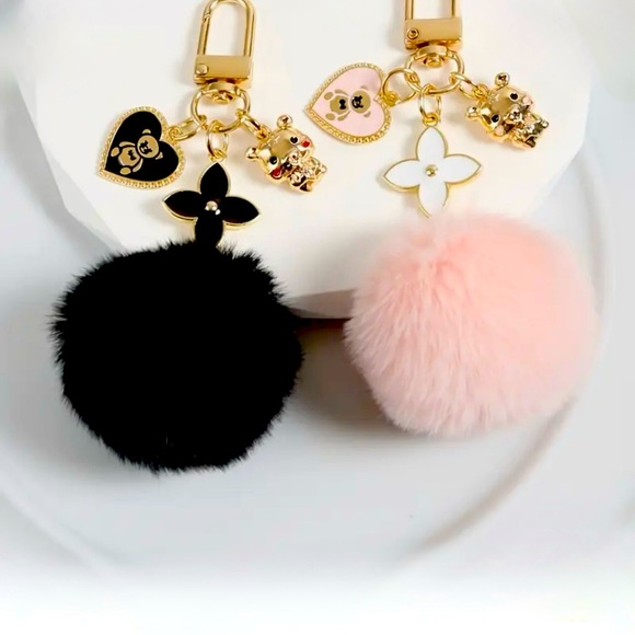 NWTS Love Heart Bear Pom Pom Keychain Pendant Fashion Cute Elegant Car Keyring - Picture 6 of 7